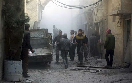 Zábry po bombových útocích na syrské msto Ghúta.