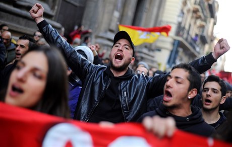 Úastník antifaistické demonstrace v Palermu