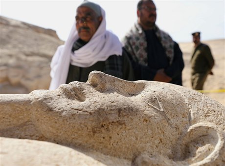 Skupina mužů hlídá právě objevený sarkofág ze starověkého Egypta.