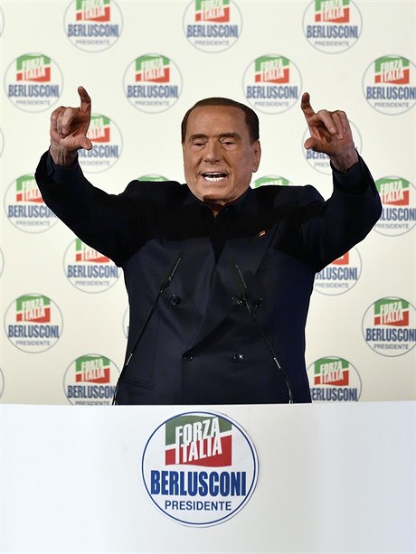 Silvio Berlusconi na mítinku v Milán.