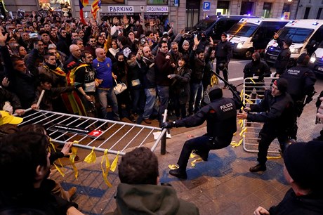 Zásah policejních sloek ped demonstranty v Barcelon.