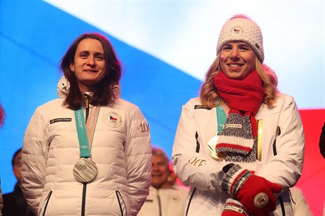 Martina Sáblíková a Ester Ledecká s olympijskými medailemi.