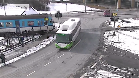 Autobus pejel koleje tsn ped projídjícím vlakem.