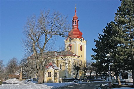 Obec Milovice si na nedostatek slueb stovat neme. Na snímku je kostel sv....