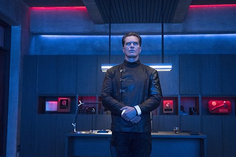 Náelník Beatty (Michael Shannon) je poádným záporákem. Snímek 451°...