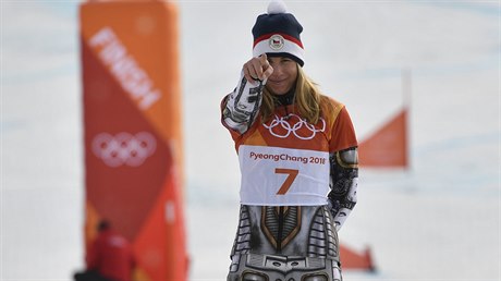 Ester Ledecká se raduje ze zisku druhé zlaté medaile.