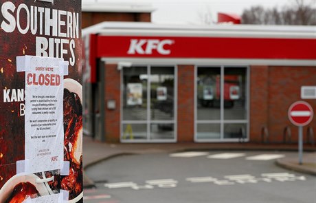 Cedule u KFC oznamuje, e prodejna je zavená.