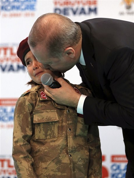 Turecký prezident Erdogan rozplakal holčičku na pódiu.