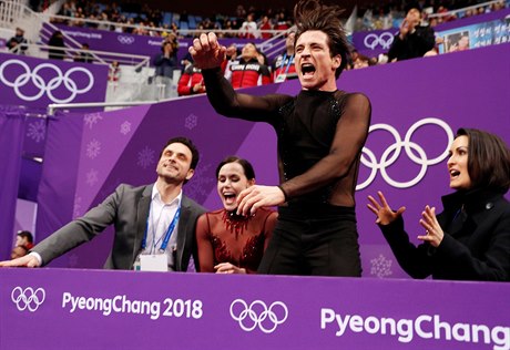 Kanaané Tessa Virtueová a Scott Moir se práv dozvdli, e mají zlato a...