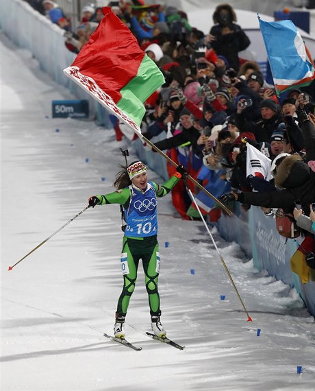 Darja Domraevová letí za senzaním zlatem pro bloruské biatlonistky.