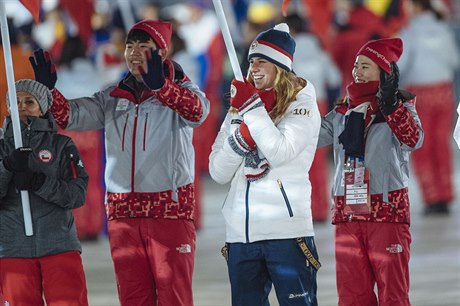 Ester Ledecká, vlajkonoka eské výpravy na závreném ceremoniálu.