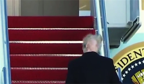 Donald Trump neuhlídal pi nástupu do Air Force One své vlasy.