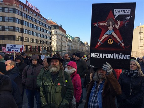 Na Václavském námstí demonstrovaly stovky lidí.
