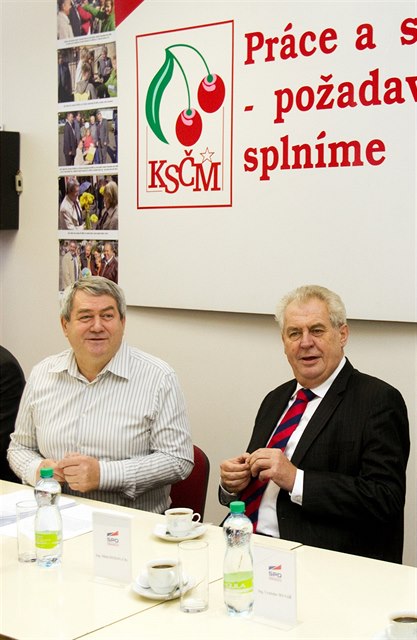 Vojt�ch Filip s Milo�em Zemanem na snímku z roku 2012.