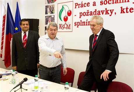 Milo Zeman (vpravo) na návtv komunist.