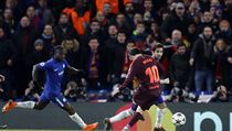 Lionel Messi právě střílí vyrovnávací branku do sítě Chelsea
