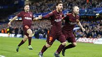 Lionel Messi oslavuje s Andresem Iniestou gl do st Chelsea