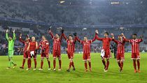 Hráči Bayernu Mnichov na závěrečné děkovačce s fanoušky