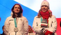 Martina Sblkov a Ester Ledeck s olympijskmi medailemi.
