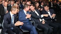 David Coulthard (uprostřed) v družném rozhovoru s Vladimírem Šmicerem, Martinem...