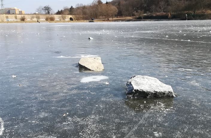 Past na brusla�e. Je ten led dost pevný? Hodíme tam po�ádné �utry. �e se o n�...