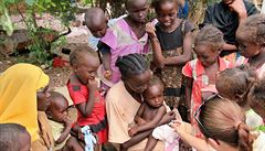 Súdán - darování krteka ve vesnici