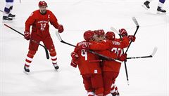 Ruští hokejisté slaví jeden z gólů v norské síti.