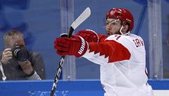 Ruský hokejista Vladislav Gavrikov (4) slaví druhý gól v eské síti v...