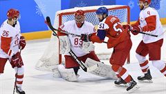 XXIII. zimní olympijské hry, hokej, mui, semifinále, R - OSR. Zleva Vjaeslav...