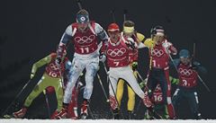 Ondej Moravec na ele pelotonu muské biatlonové tafety na ZOH 2018.