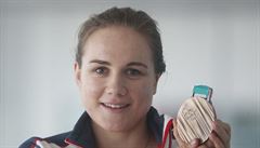 Karolína Erbanová se svojí bronzovou medailí ze ZOH 2018.