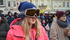 Fanynka s lyžařskými brýlemi čeká na Ester Ledeckou na Staroměstském náměstí.