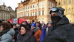 Fanoušci s lyžařskými brýlemi čekají na Ester Ledeckou na Staroměstském náměstí.