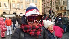 Fanoušci s lyžařskými brýlemi a „Raškovkou“ čekají na Ester Ledeckou na...