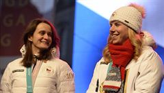 Dvojnásobná zlatá medailistka Ester Ledecká (vpravo) a stříbrná medailistka...