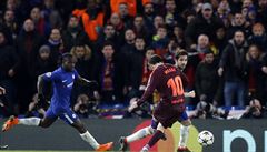 Lionel Messi práv stílí vyrovnávací branku do sít Chelsea
