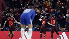 Lionel Messi s Andresem Iniestou oslavují ped fanouky Barcelony