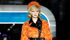 Modelka Gigi Hadid prezentuje model znaky Moschino.