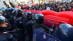 Stet demonstrant s policií v Milán.