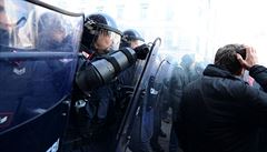 Policisté zasahují pi demonstraci v italském Milán.