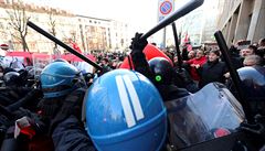 Policie zasahuje na antifaistické demonstraci v Milán.