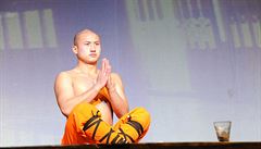 Huang Weihua, vedoucí skupiny mnich ze Shaolinu.