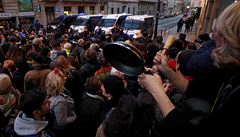 Protesty proti píjezdu panlského krále v centru Barcelony.