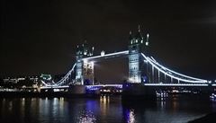 Pohled na londýnský Tower Bridge.