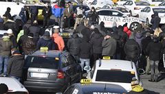 Taxikáři na magistrále předstírali nehodu, tvrdí policie. Ucpali hlavní tepnu Prahy