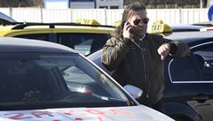 Pražské taxislužby protestují u magistrátu proti Uberu a Taxify. Hodina protestu každý den až do příštího pátku
