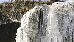 Zamrzlý vodopád ve waleském parku.
