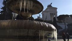 Zamrzlá fontána Piazza dell'Aracoeli v ím.