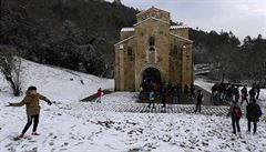 Dti si uívají snhu u kostela San Miguel de Lillo ve panlském mst Gijón.