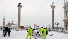 Pracovníci odklízí sníh u Námstí svatého Marka.